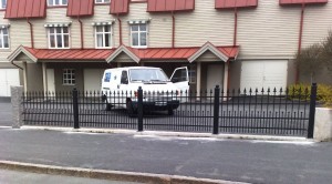 AVSLUTAT. Forsättning på uppmontering av ett mycket elegant smidesräcke.