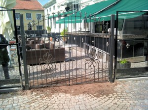 AVSLUTAD, 2 stycken dubbel, smidesgrindar till Gästgivargården i Vmo