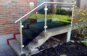 AVSLUTAD, Rostfritt räcke med glas sektioner vid entre trapp. Lev Värnamo