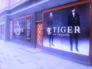 AVSLUTAD, Order till TIGER OF SWEDEN, Smides trappa med viloplan och stålräcke med glas sektioner både i trapp och ovan trapphålet. Lev + montering i NORGE