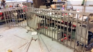 AVSLUTAD. Balkong räcke med fyrkants rör och plattjärn. Lev Jönköping