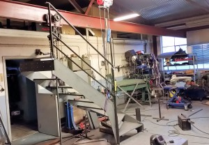 Håller här på att passa in trappräcket, hehe detta är 2a uppsättningen, blev inte nöjd med den första, men det ska va ett plattjärn till under överliggaren, dessa plattjärn är i 6mm x40mm och stolpar o överliggare i 10x40mm, jag hoppas att 6mm inte sackar på mitten.