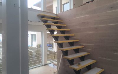 Trendig dubbel balks trappa med vitbetsade EK steg