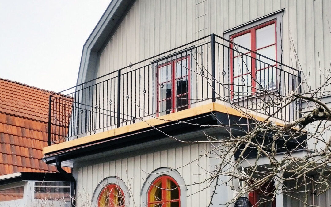 Balkongräcke i smide klassisk design.