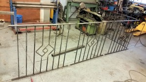 Ja det går framåt :), när man får hålla på så händer det grejer. Påsk helg eller ej.. :) Lite fästen kvar, stolpar, stolpfötter sen är det yt o lack kvar.