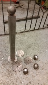 120mm runda stolpfötter med 2 fäst hål. helsvetsat lock med kula på. stolpen på bilden är bara en kort rörbit bara för att visa.50 rör ska ja beställa imorgon bitti.