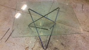Faktum är ju att en rektangulär glas skiva funkar ju oxå riktigt bra till den benställningen :) annars va en rund skiva tanken.