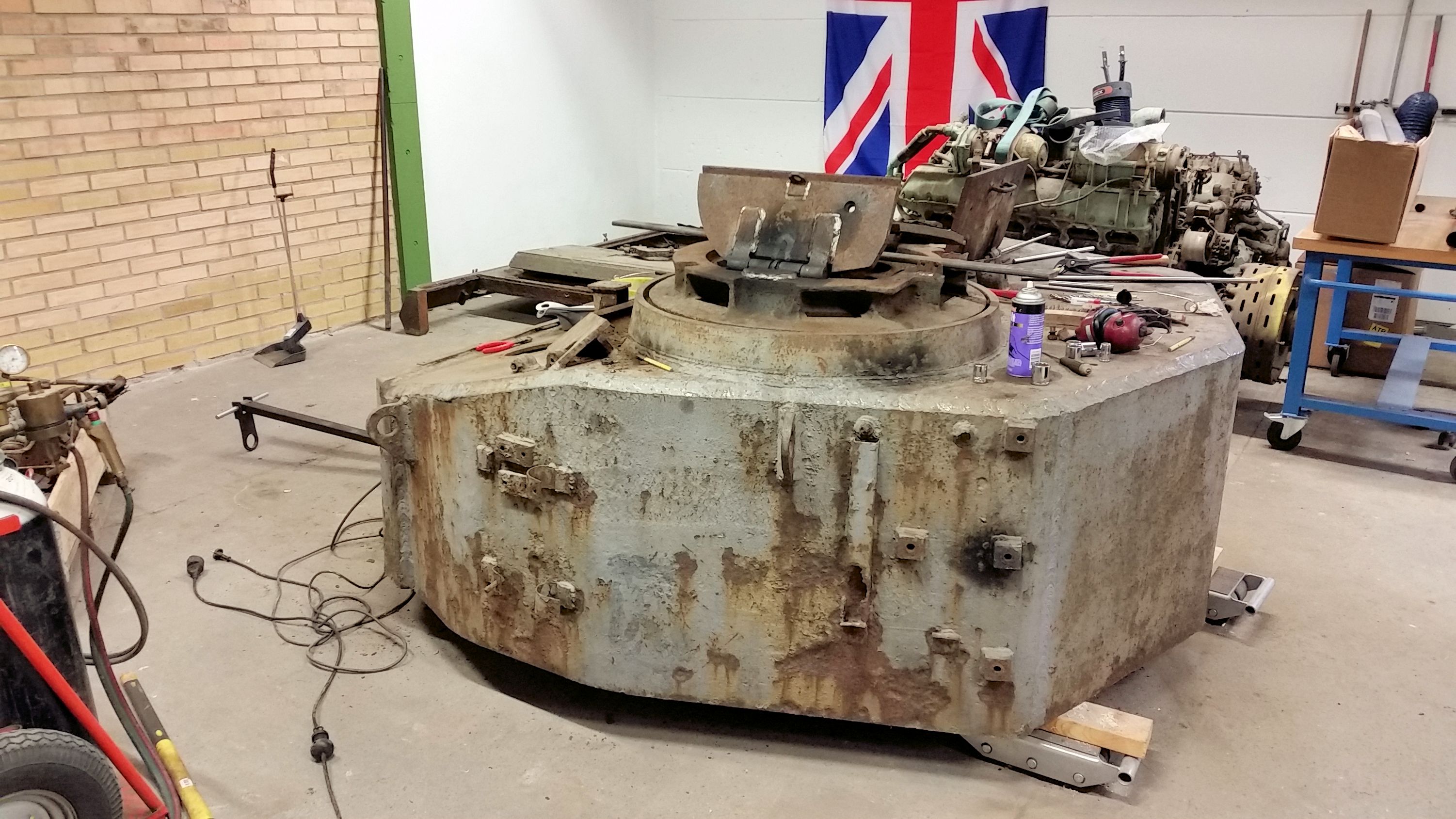 Lite special fästen till 73 år gammal stridsvagn  som total renoveras