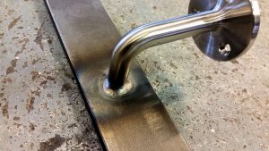 50x10mm kalldraget plattjärn till handledare, har sågat sönder lite rostfria handledsfästen som ja har Tigsvetsat dit för minimal svets söm, blev ju ganska OK :).