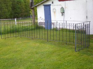 AVSLUTAD. smides räcke med runda stavar o varannan med runda ringar.