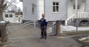 AVSLUTAD. Smides räcke i varmförzinkat utförande.