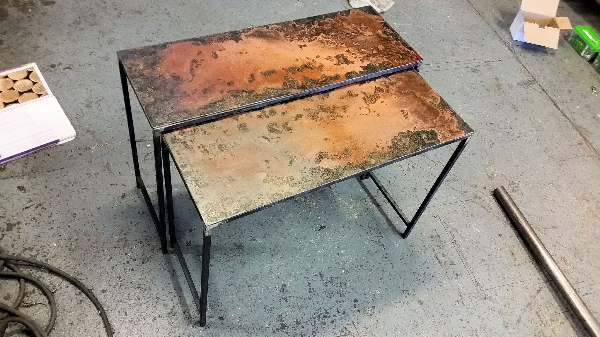 Dubbla bord – satsbord i rostig cortenplåt