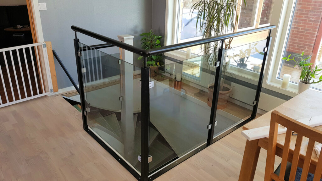 Trappräcke med glas sektioner i svartstål