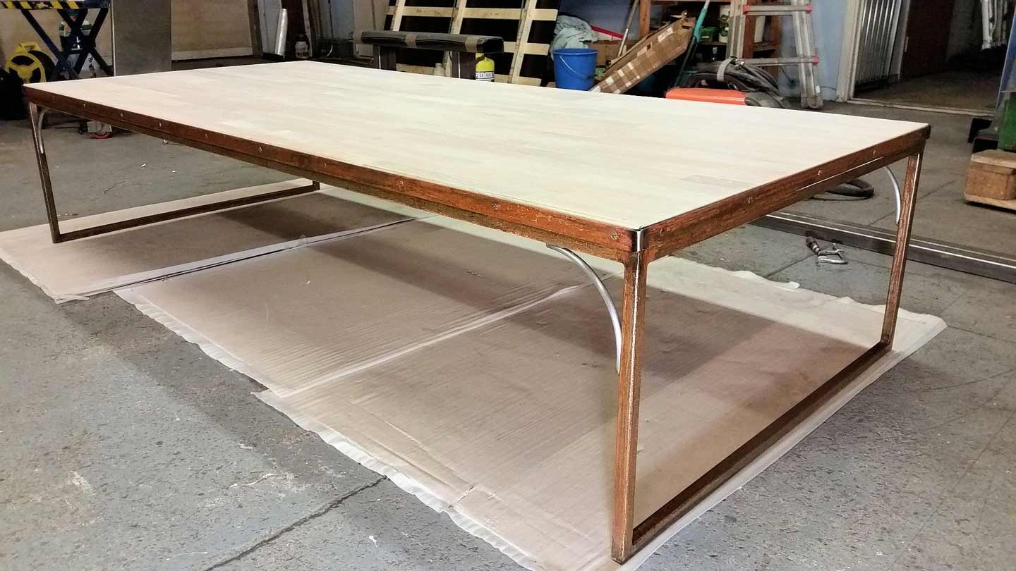Bord med svetsade bordsben