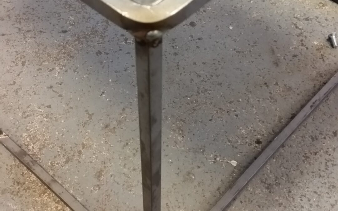 Trendigt designbord i stavar och cortenplåt.